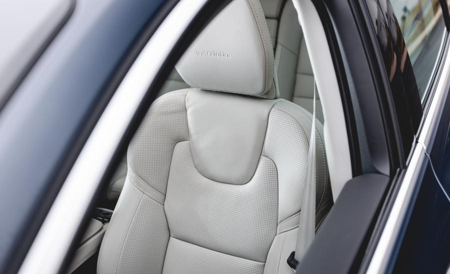 Детали интерьера Volvo V60 T6 Inscription 2018 года  (NA) (фото 23 из 27)